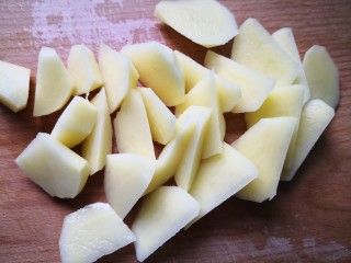 家常地三鲜,土豆去皮洗干净切滚刀块