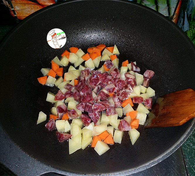 什锦香肠焖饭,锅中留底油，放入土豆、香肠和胡萝卜