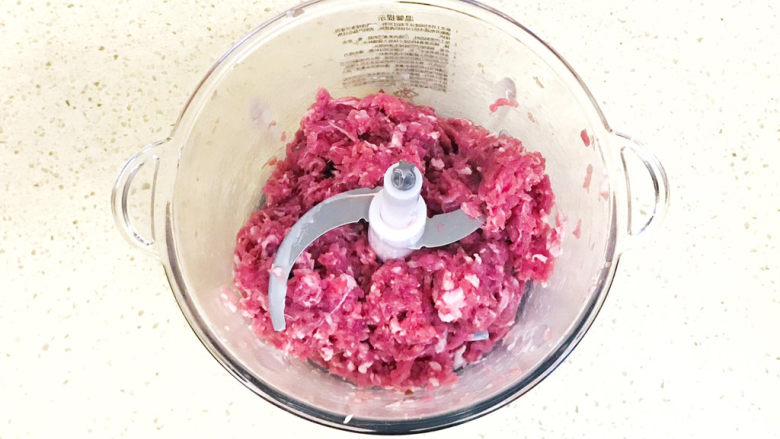 韭菜肉锅贴,大约30秒钟就可以搅拌成肉泥