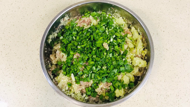 韭菜肉锅贴,将腌制入味的猪肉、西葫芦碎和韭菜碎，混合一起