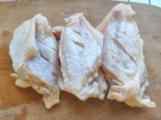香烤翅根,鸡翅表面划两刀。