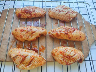 香烤翅根,鸡翅放在烤网上。