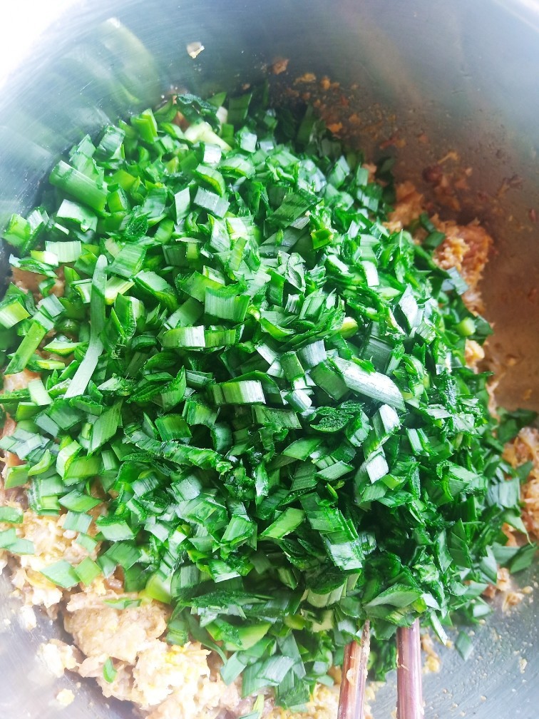 韭菜馅肉锅贴,韭菜切碎加入到肉馅中。