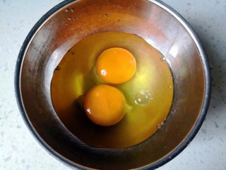 韭菜肉锅贴,将鸡蛋打入碗里