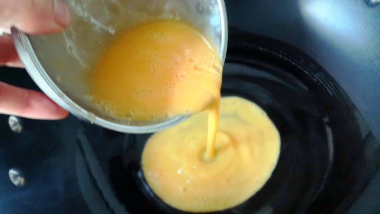 韭菜肉锅贴,锅里放适量油，中火烧热，倒入蛋液