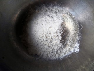 韭菜肉锅贴,面粉倒入盆里，一半加开水，一半加凉水
