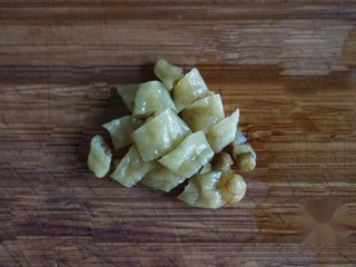 春食青豆最嫩时，肋眼牛排搭罗勒,4、其中泡椒切小段，罗勒叶清洗好待用。