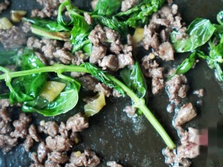 春食青豆最嫩时，肋眼牛排搭罗勒,8、将肉炒至8成熟。