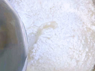 韭菜肉锅贴,面粉放入容器中倒入适量清水搅拌成絮状
