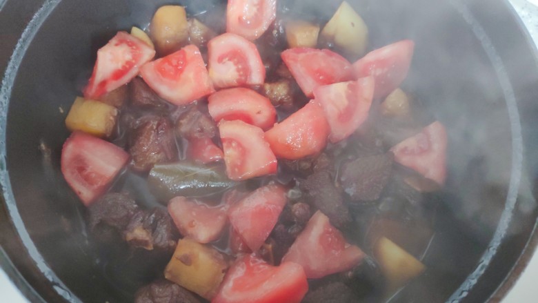 西红柿土豆炖牛肉,盖上锅盖继续煮五分钟，然后大火收汁，即可