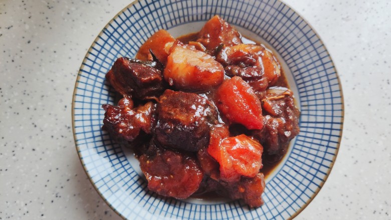 西红柿土豆炖牛肉,装碗