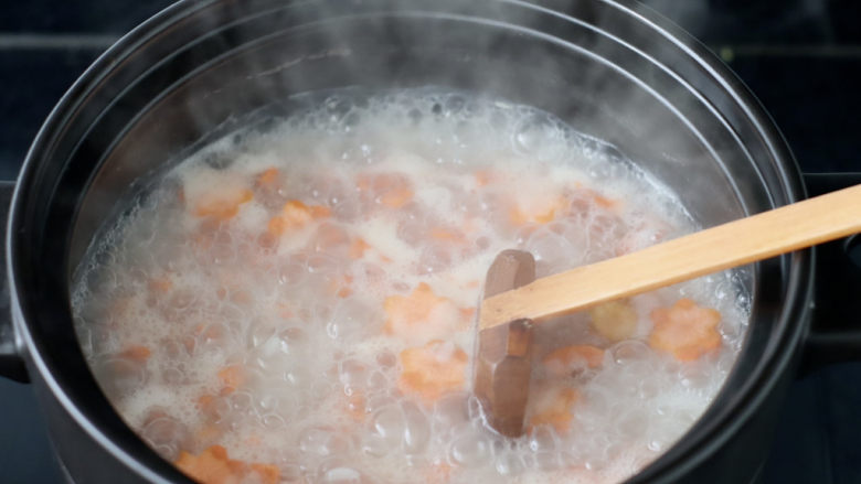 胡萝卜肉末粥,大火烧开后转小火煮5分钟。
