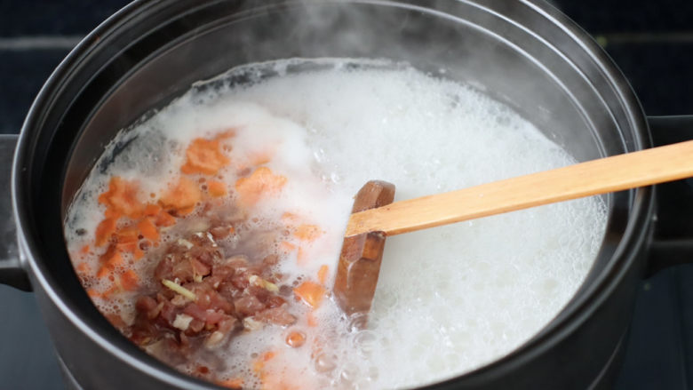 胡萝卜肉末粥,再加入腌制好的肉丁。