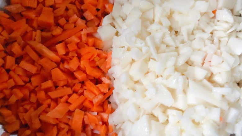 胡萝卜肉末粥,山药和胡萝卜去皮洗净切成小粒备用