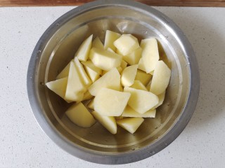 家常地三鲜,土豆去皮清洗干净切成滚刀块，用清水冲洗表面的淀粉备用