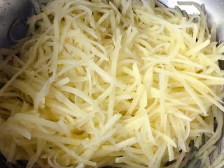 家常土豆饼,土豆切成粗细均匀的丝状