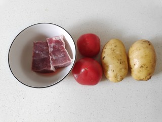 西红柿土豆炖牛肉,准备好需要的食材