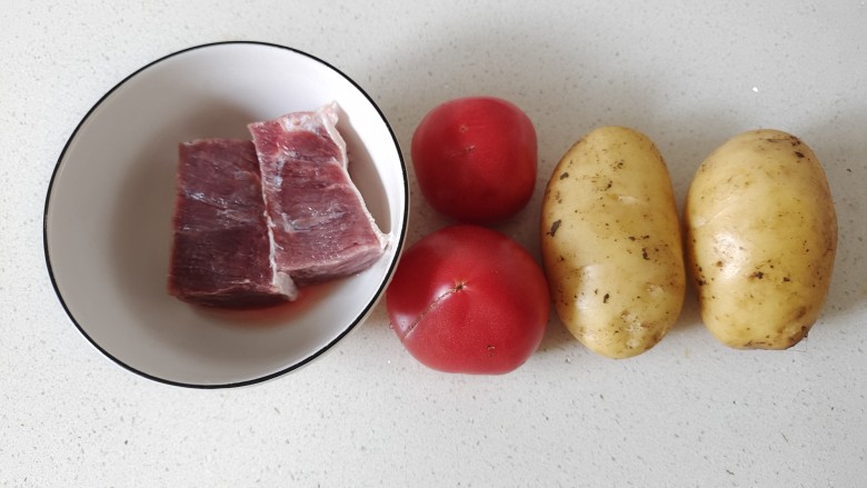 西红柿土豆炖牛肉,准备好需要的食材