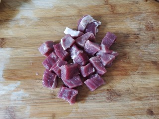 西红柿土豆炖牛肉,牛肉切成小块