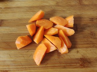 西红柿土豆炖牛肉,胡萝卜去皮清洗干净切成滚刀块