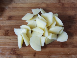 西红柿土豆炖牛肉,土豆去皮清洗干净切成滚刀块