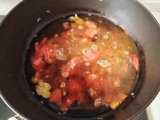西红柿土豆炖牛肉,加入适量清水