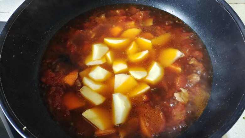西红柿土豆炖牛肉,在电压力锅中压好，倒入锅中，加入适量盐调味，加入土豆胡萝卜块炖15分钟即可