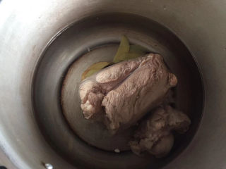 筒骨莲藕汤,放进高压锅，倒入适量清水
