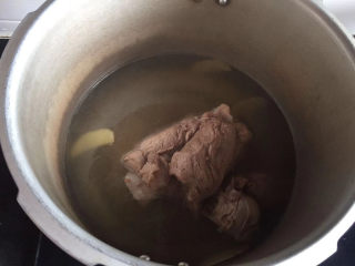 筒骨莲藕汤,高压锅煮好了，放好气后打开，汤洗净浓了