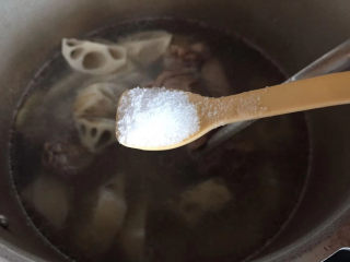 筒骨莲藕汤,加适量盐，盖上盖，继续煮，大气冒一两分钟就可以了