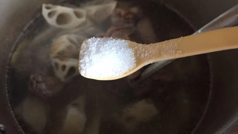 筒骨莲藕汤,加适量盐，盖上盖，继续煮，大气冒一两分钟就可以了