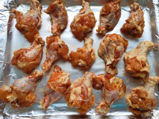 香烤翅根,烤盘里铺上锡纸，刷上一层食用油，摆上腌好的鸡翅根。 