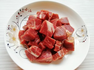 西红柿土豆炖牛肉,把牛上脑清洗干净，切成小一点的块。
