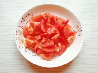 西红柿土豆炖牛肉,西红柿去皮切成块备用。 
