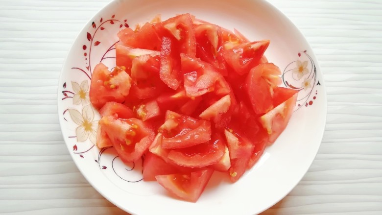 西红柿土豆炖牛肉,<a style='color:red;display:inline-block;' href='/shicai/ 3551'>西红柿</a>去皮切成块备用。 