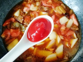 西红柿土豆炖牛肉,加入一勺番茄酱增加口感。 