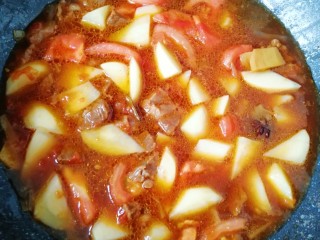 西红柿土豆炖牛肉,大火收一下汤汁关火。 