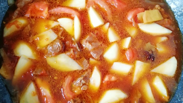 西红柿土豆炖牛肉,大火收一下汤汁关火。 