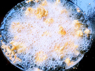 香辣鸡脆骨,锅中倒入适量油烧热至6～7成热逐个放入鸡脆骨炸制金黄色即可