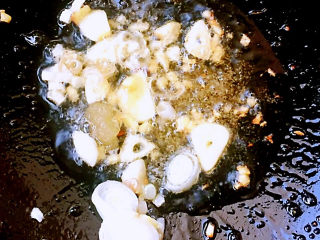 香辣鸡脆骨,锅中倒入适量底油放入葱、姜、蒜爆香同时加入糖炒出糖色