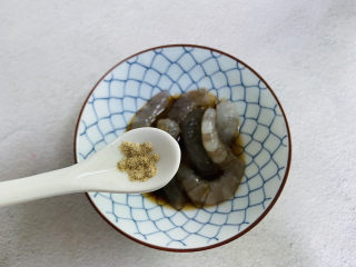 芦笋虾球,适量的白胡椒粉