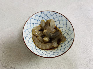 芦笋虾球,搅拌均匀腌制片刻