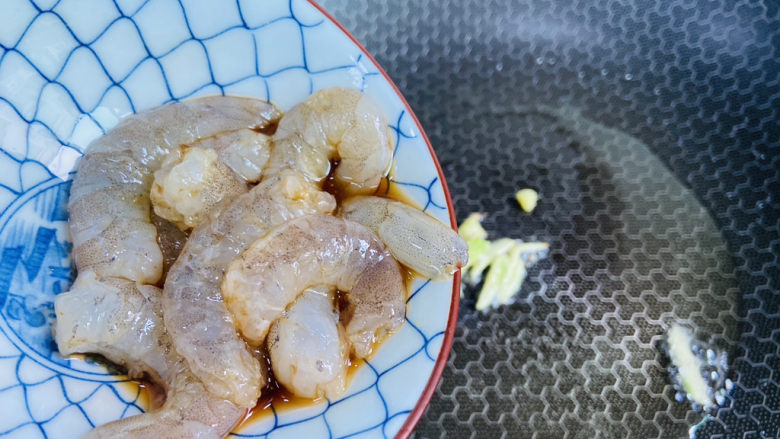芦笋虾球,起油锅放入姜丝爆香，放入腌制入味的虾仁