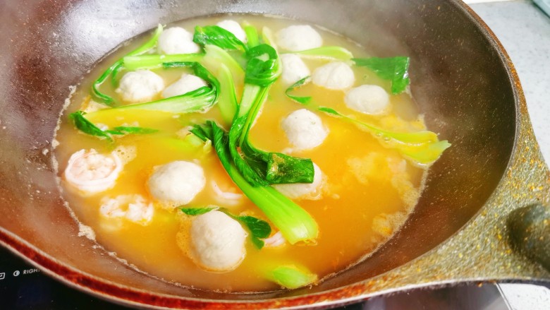 青菜鱼丸汤,搅拌均匀即可出锅