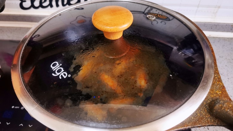 青菜鱼丸汤,盖上盖子煮至翻滚