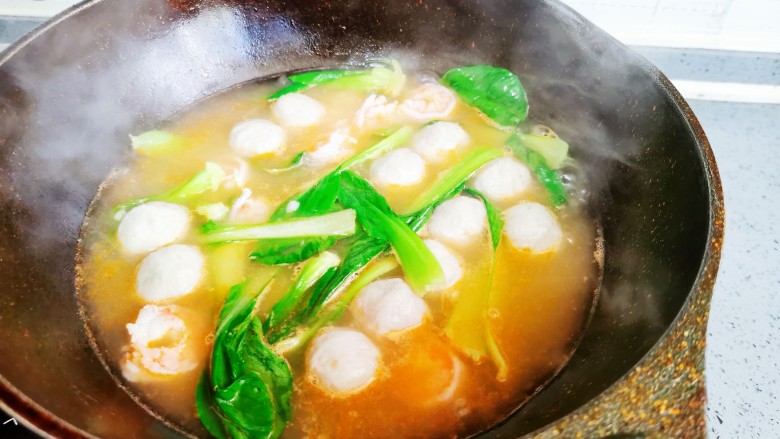 青菜鱼丸汤,煮至沸锅