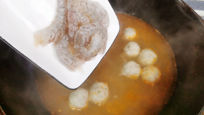 青菜鱼丸汤,倒入虾仁