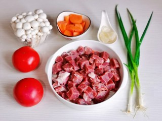 西红柿土豆炖牛肉,准备食材，牛肉泡冷水，将血水泡出，胡萝卜去皮切菱形块。