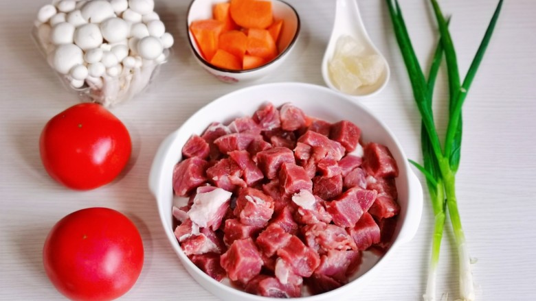 西红柿土豆炖牛肉,准备食材，牛肉泡冷水，将血水泡出，<a style='color:red;display:inline-block;' href='/shicai/ 25'>胡萝卜</a>去皮切菱形块。