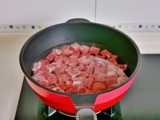 西红柿土豆炖牛肉,牛肉焯水，冷水下锅烧开，撇出血沫煮2分钟捞出。